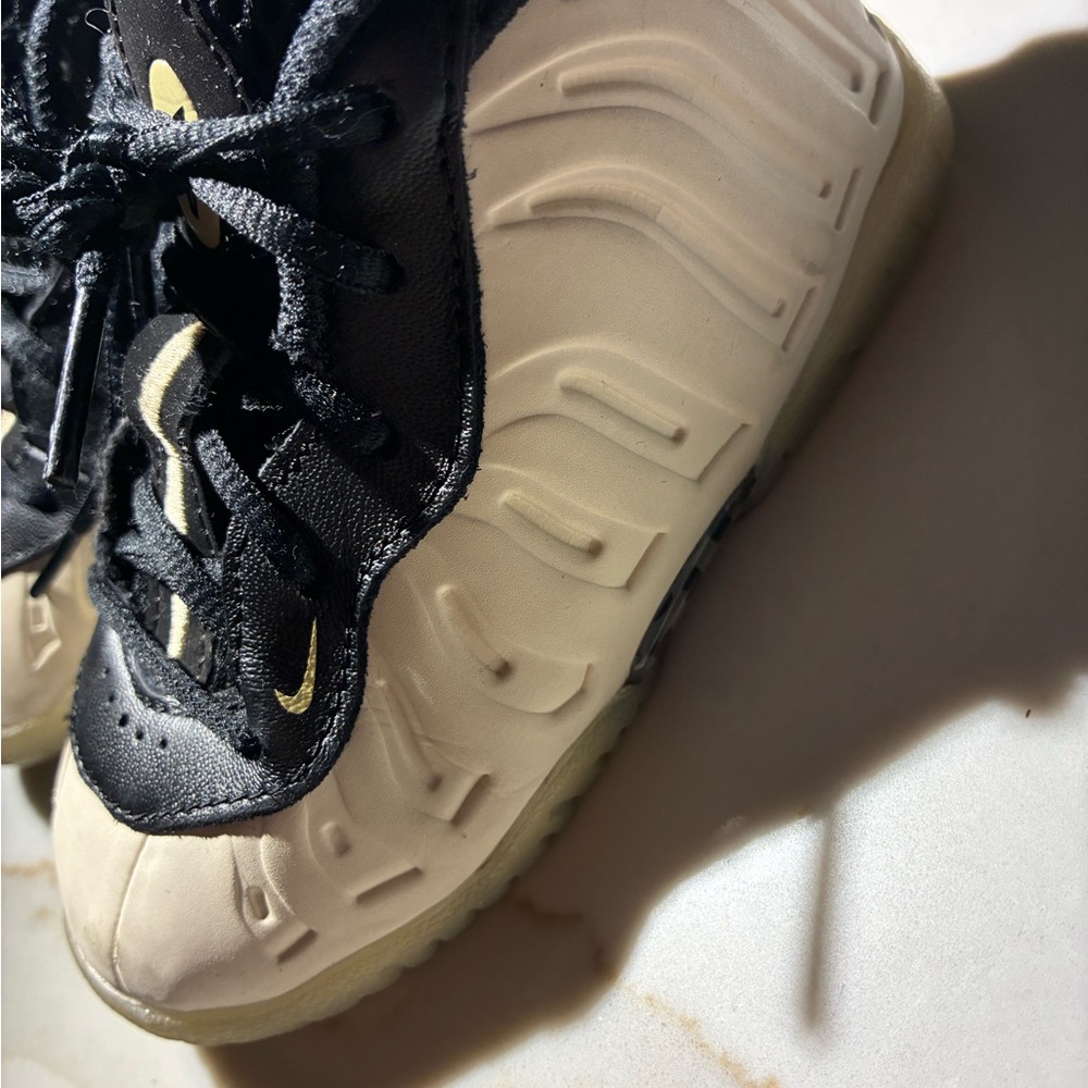 Nike Kids Black and Cream Sneakers - Picture 4 of 6